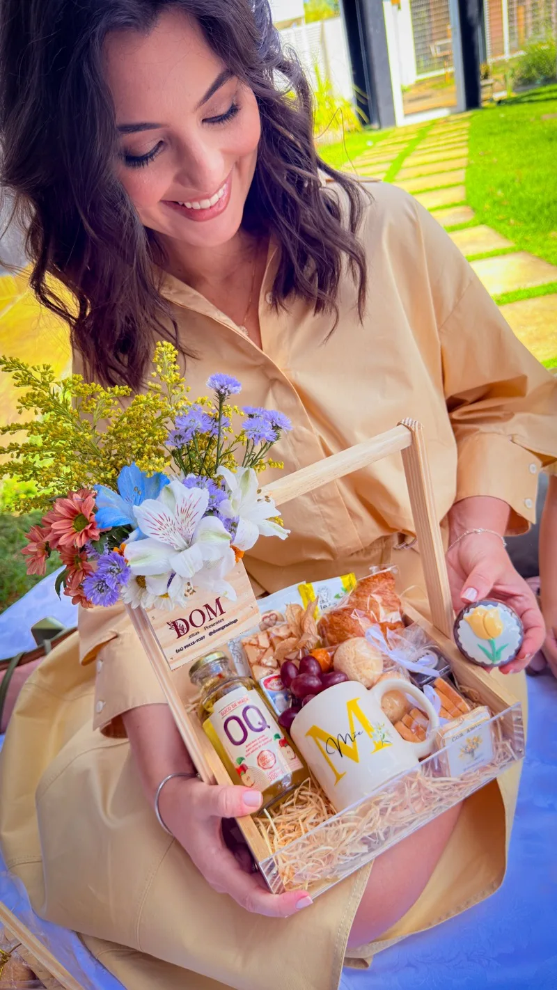Cesta Doce Momento — bandeja pinus com flores naturais, caneca e café