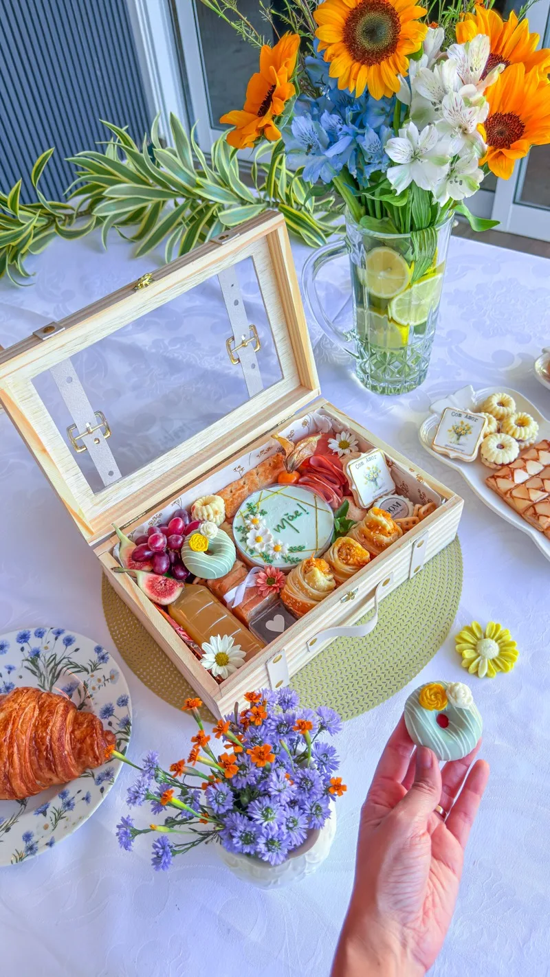 Cesta Dolce Essenza — maleta pinus aberta com bento cake e produtos premium